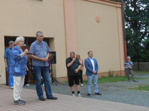 2.....v úvodu her  byl  viceprezident spolku  ,,SENIOŘI ČR,, Ing Mgr TOJNAR  představen  přítomným a pozdravil sportující seniory  libereckého kraje